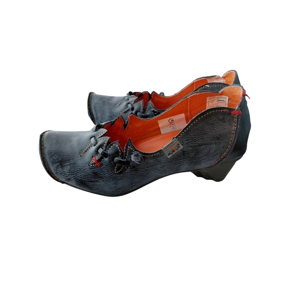 Elegant Black and Red Heels for a Bold Statement - Picture 1 of 9